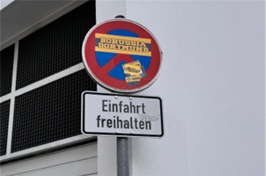 BVB-Sticker auf Verkehrsschildern: Fans markieren ihr Revier Ein Halteverbotsschild wird zum Teil von einem BVB-Sticker verdeckt