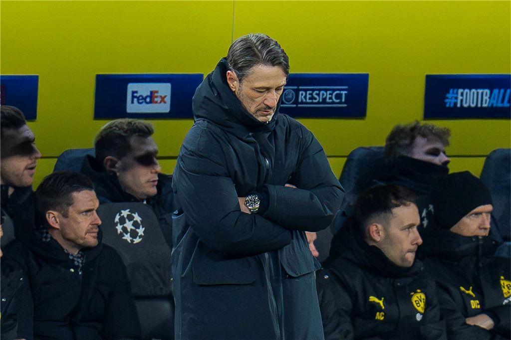Der BVB unter Niko Kovac in der Bundesliga BVB-Trainer Niko Kovac blickt mit den Augen geschlossen nach unten.
