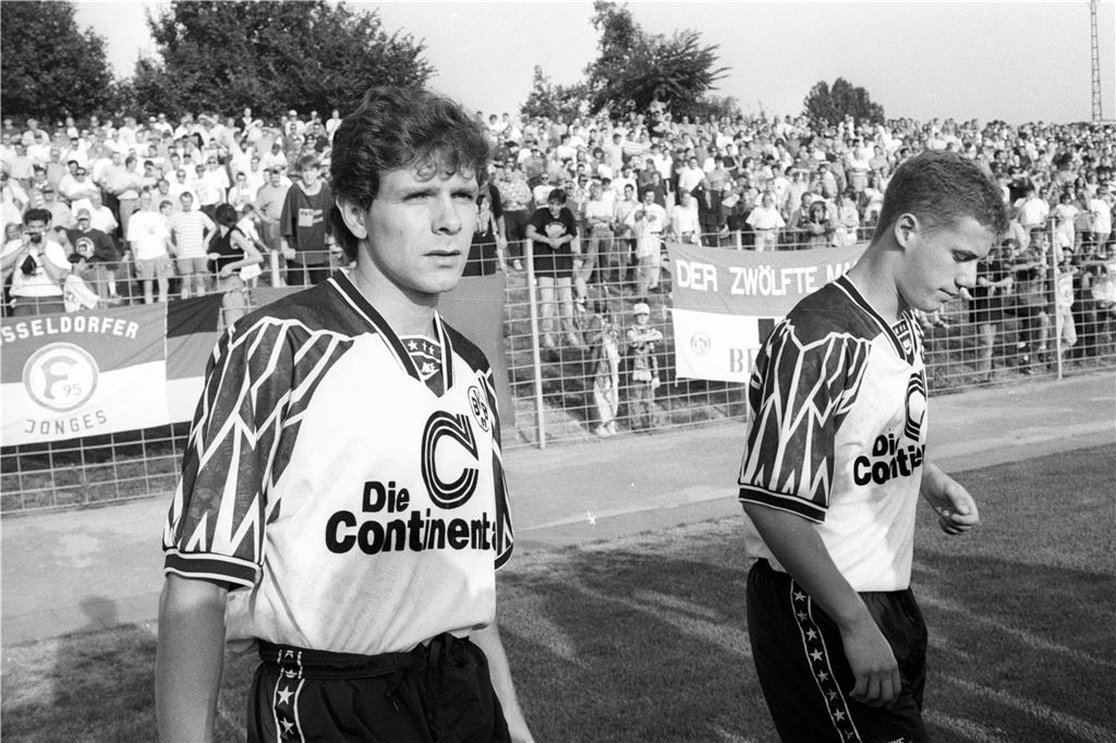 Neuer BVB-Geschäftsführer Sport Lars Ricken: „Meine Tür steht in der Regel offen“ Lars Ricken und Andreas Möller gehen über den Rasen.