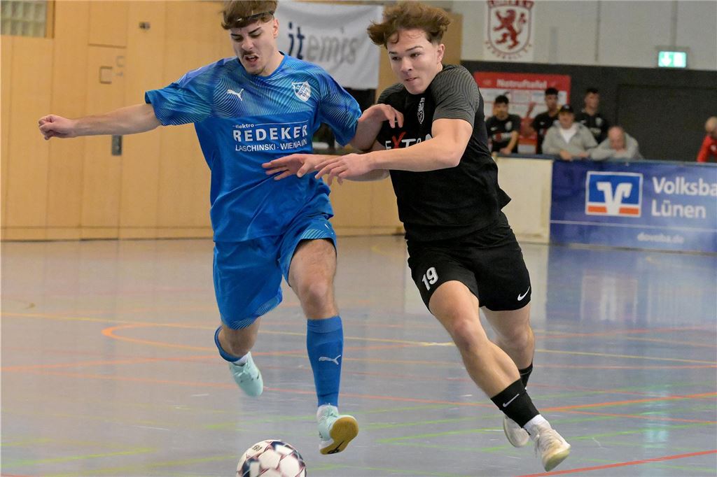 Unsere Redaktion tippt die Hallenstadtmeisterschaft Lünen Zwei Spieler im Zweikampf.