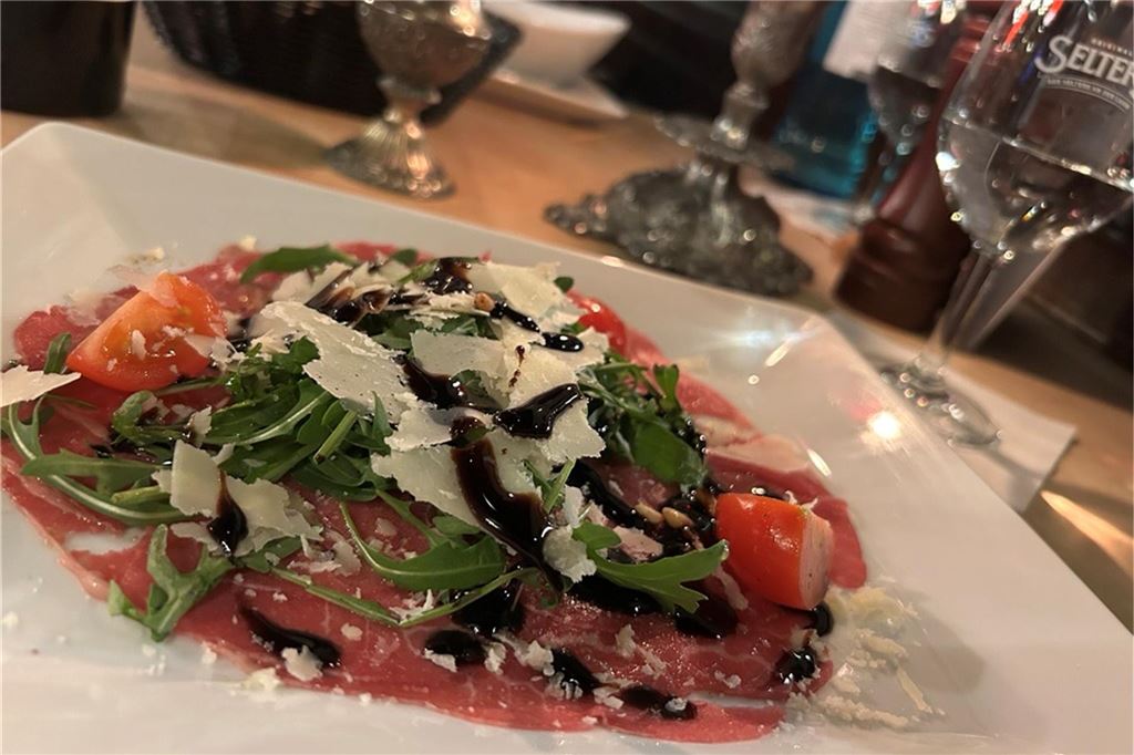 Perfektes Steak und ein Veggie-Experiment im Steakhouse „Le Bon Filet“ Carpaccio mit Parmesan und Ruculoa obenauf im „Le Bon Filet Steakhouse“ in Dortmund