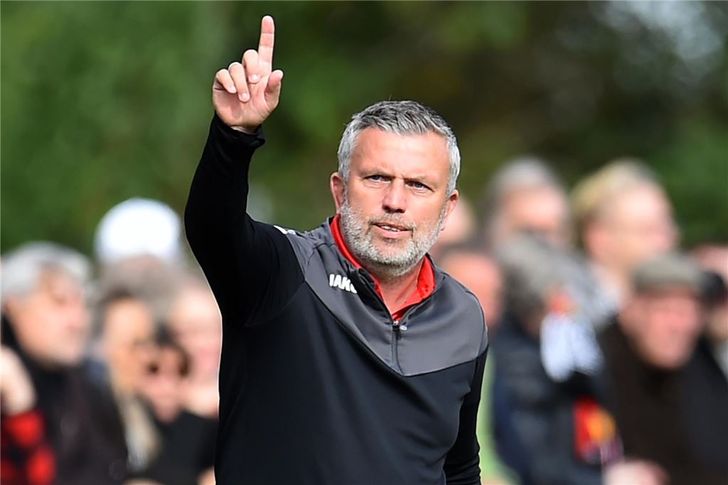 FC Brünninghausen verpflichtet Carsten Droll als Trainer Carsten Droll gibt an der Seitenlinie Kommandos.