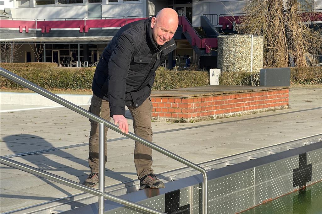 Wie Carsten Prünte (59) seit 32 Jahren die Schöne Flöte prägt Carsten Prünte bei der Beckenkontrolle in der Schönen Flöte. Er hängt über dem Becken.