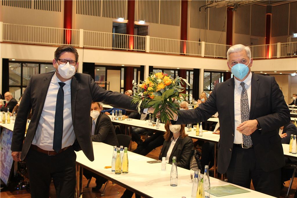 Der ewige Hubert: CDU setzt wieder auf Hüppe für den Bundestag CDU-Parteichef Marco Morten Pufke gratuliert Hubert Hüppe mit einem Strauß Blumen zur erneuten Kandidatur für den Bundestag im Wahlkreis Unna I bei der Wahl am 26. September 2021.
