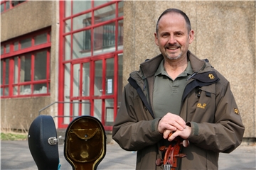 Cellist Mark Mefsut vor der Konzertaula Kamen. Er wünscht sich die Rückkehr auf die Bühne. „Wir dürfen die Kultur nicht abschaffen“, sagt er mit Blick auf die aktuellen Corona-Beschränkungen.