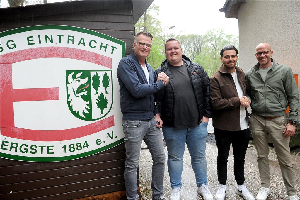 Neuer Trainer der SGE Ergste bringt BVB-Erfahrung mit: „Eigentlich wollte ich pausieren“ Ceyhun Iseri (2.re.) und Maximilian Sonneborn (2.li.)
