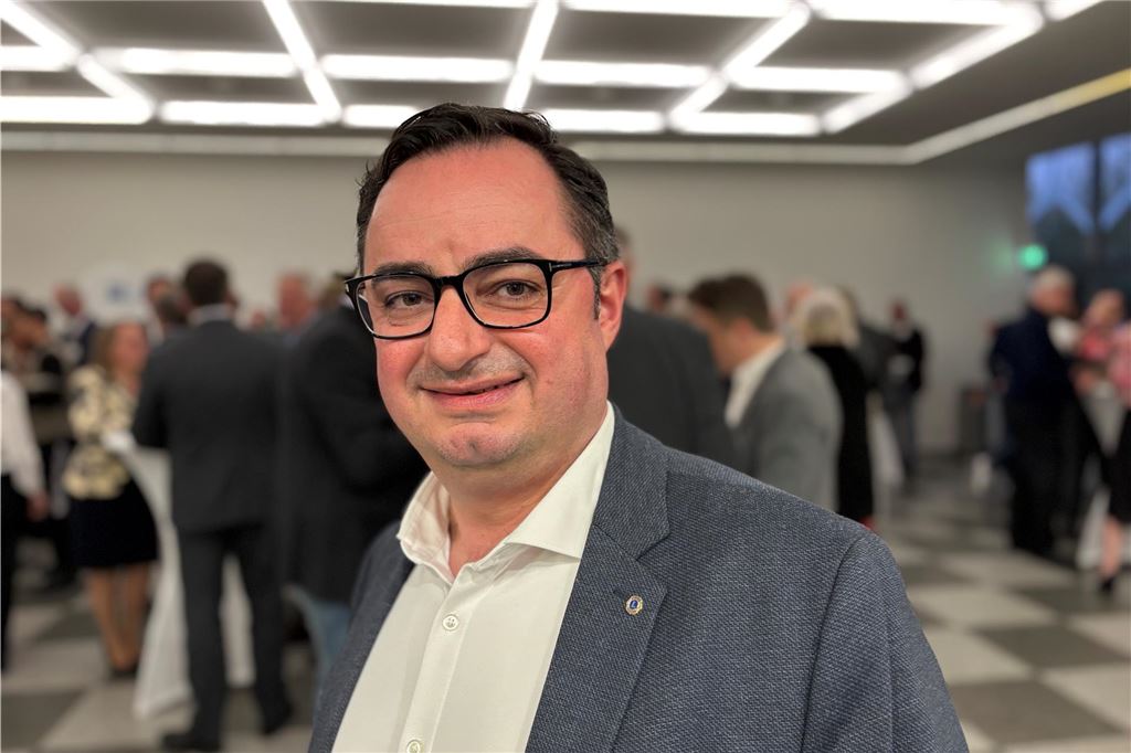 Digital-Stratege von Porsche bei IHK: „Das ist das deutsche Dilemma“ Charalambos Panagiotidis vom IT-Unternehmen itemis AG, das im Sommer 2025 von Lünen nach Dortmund umzieht. Das Unternehmen litt im vergangenen Jahr stark unter der Autokrise und öffnet sich nun für Aufträge aus dem Verteidigungssektor.