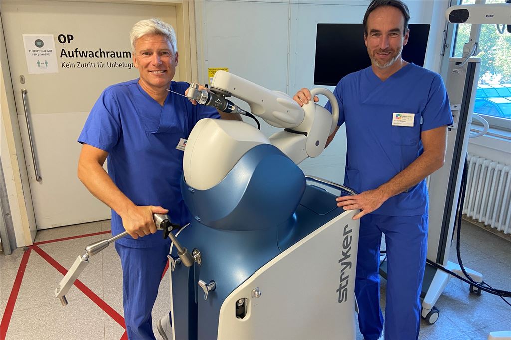 Immer mehr neue Kniegelenke: In Unna hilft bald ein Roboter bei OPs Chefarzt Dr. Matthias Pothmann und Oberarzt Dr. Axel Küpper präsentieren den Roboter Mako. Das Gerät arbeitet nicht autonom, unterstützt die Mediziner aber mit modernster Technik.