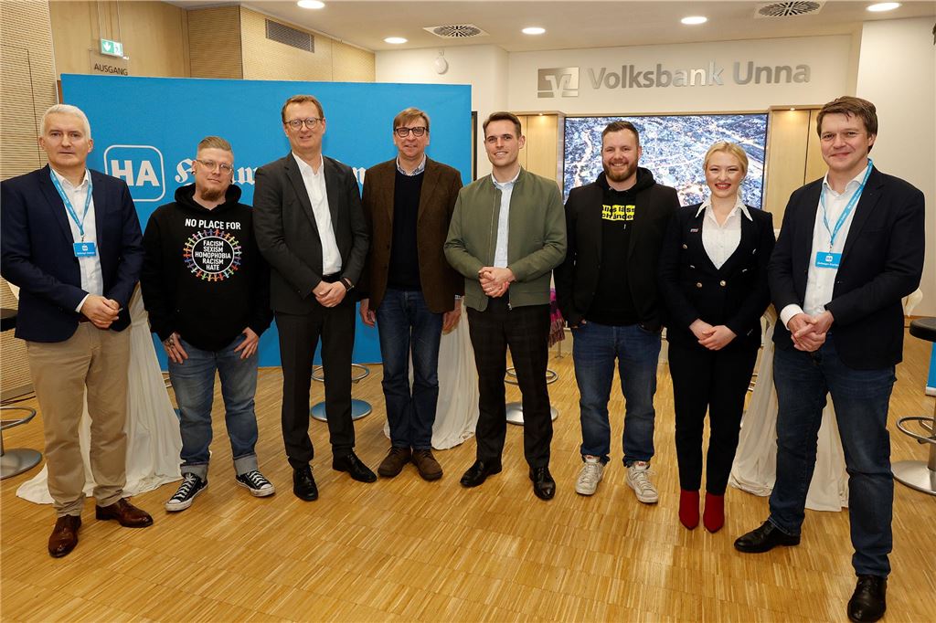 Bundestagswahl, Brandmauer und Buh-Rufe Chefredakteur Matthias Langrock (r.) und Kreisredakteur Marcus Land (l.) moderierten die Diskussion mit Oliver Kaczmarek (SPD), Dr. Tilman Rademacher (CDU) Michael Sacher (Grüne), Benjamin Lehmkühler (FDP), Oliver Schröder (Linke) und Friederike Hagelstein (AfD).