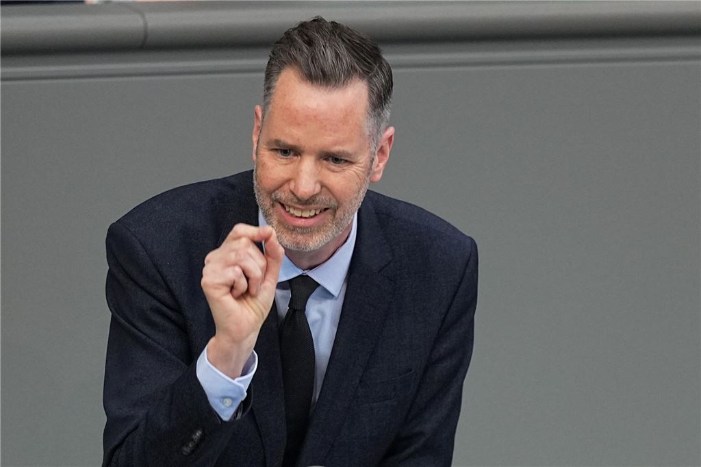 Steinmeier unterzeichnet Grundgesetzänderung für Finanzpaket: Alle Infos im Livestream & Newsblog Christian Dürr, FDP-Fraktionsvorsitzender, spricht in der 214. Plenarsitzung der 20. Legislaturperiode im Deutschen Bundestag.