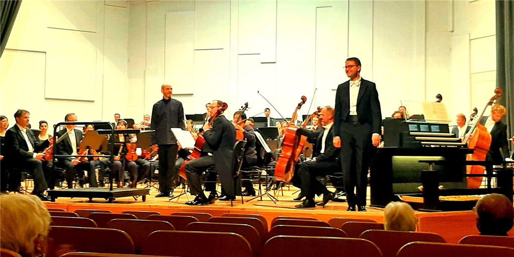 Königliche Klänge mit der Neuen Philharmonie: „Wir spielen gerne für Sie!“ Christian Schmitt (stehend rechts) begeisterte in der Konzertaula. Er zählt seit seinen Debüts bei den Berliner Philharmonikern und den Salzburger Festspielen zu den international gefragtesten Organisten.