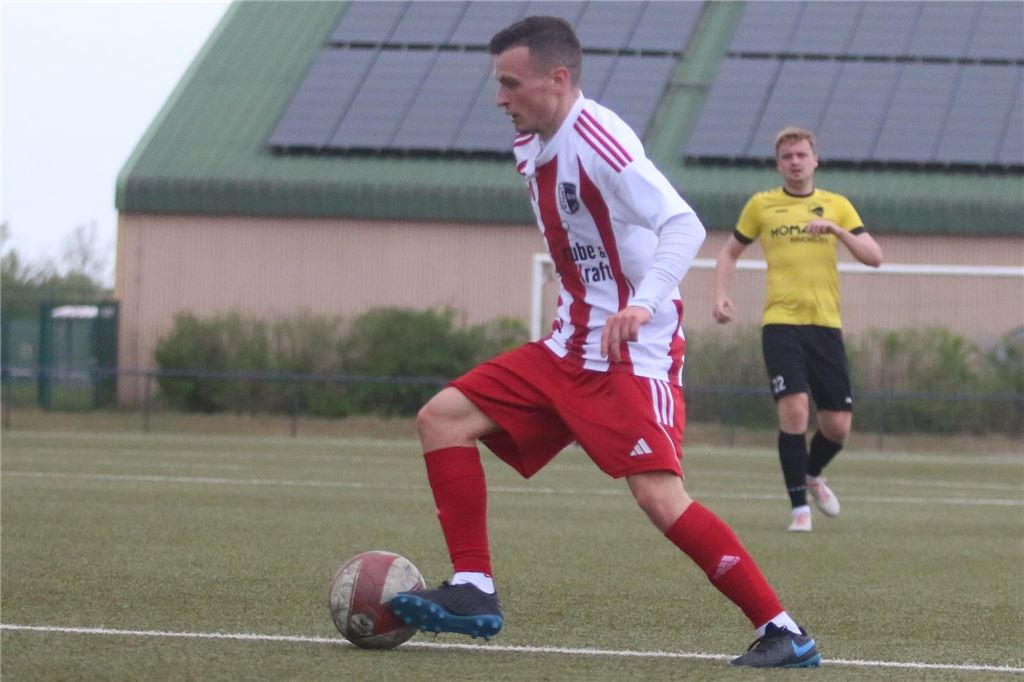 Chistos Kessaris soll der SG Selm im Abstiegskampf helfen Christos Kessaris von der SG Selm führt den Ball am Fuß.