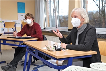 CSG-Leiterin Andrea Helmig-Neumann registriert auch am Gymnasium mehr und mehr Corona-Fälle. So drastisch aber wie etwa im Dortmunder Raum stellt sich die Lage in Holzwickede derzeit nicht da.