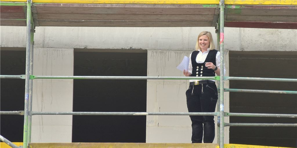 Glück gehabt: Schnapsglas zersplittert am Neubau des Schmallenbach-Hauses Dachdeckermeisterin Andrea Aland sprach den Richtspruch und sorgte mit einem beherzten Wurf dafür, dass das Schnapsglas zerbrach: Das bringt Glück.