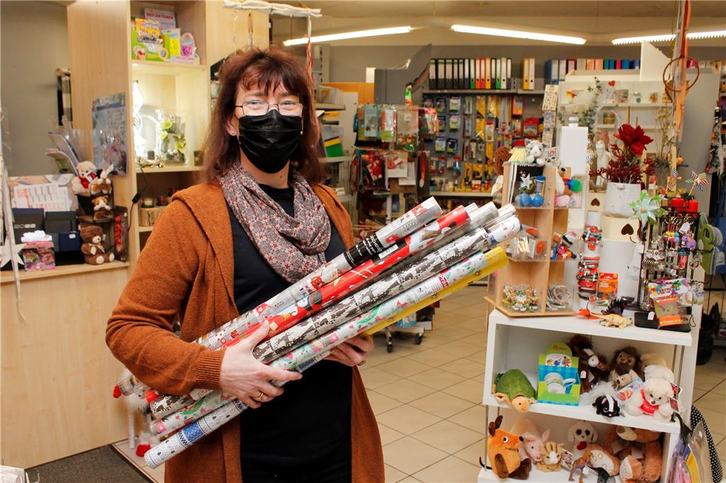 Maskenpflicht fällt: Halten Händler und Wirte freiwillig daran fest? Dagmar Neithart, Inhaberin eines Schreibwarenladens in Fröndenberg, will auf jeden Fall weiterhin eine Maske tragen und das auch ihren Angestellten vorschreiben. Kunden sollen darüber aber selbst entscheiden können.