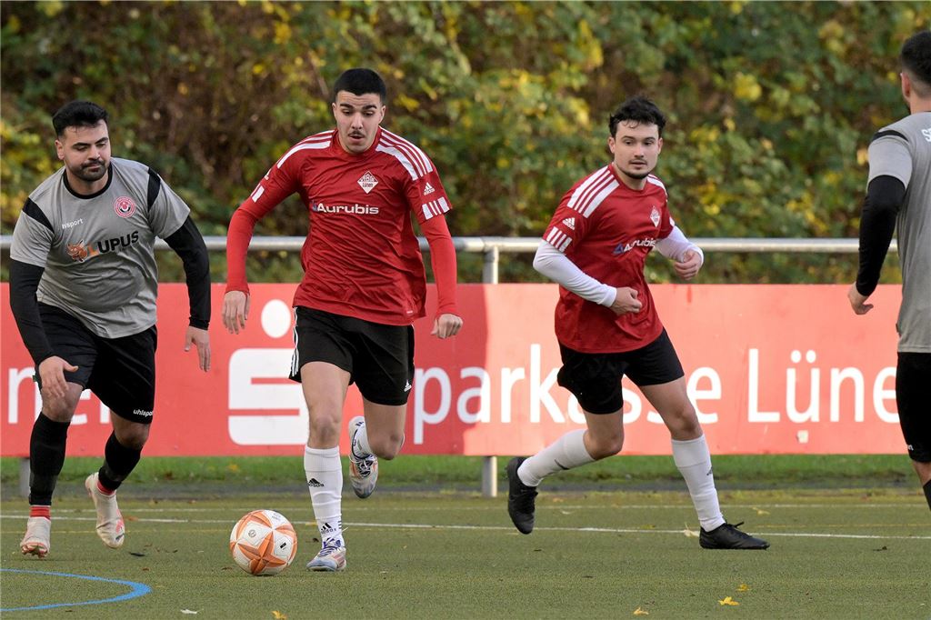 Daniel Denk verliert Spiel gegen baldigen Klub BV Brambauer Ein Spieler führt den Ball.