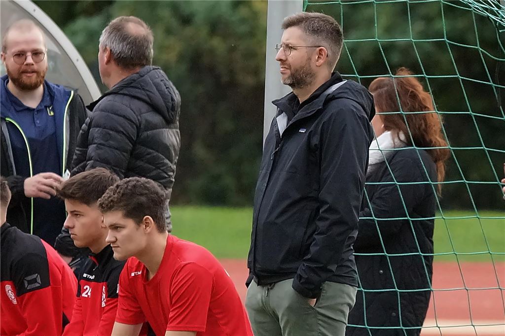 Co-Trainer adé, Torjäger olé: „Friego“ netzt doppelt für TuRa II Daniel Frieg schaut ein Fußballspiel.