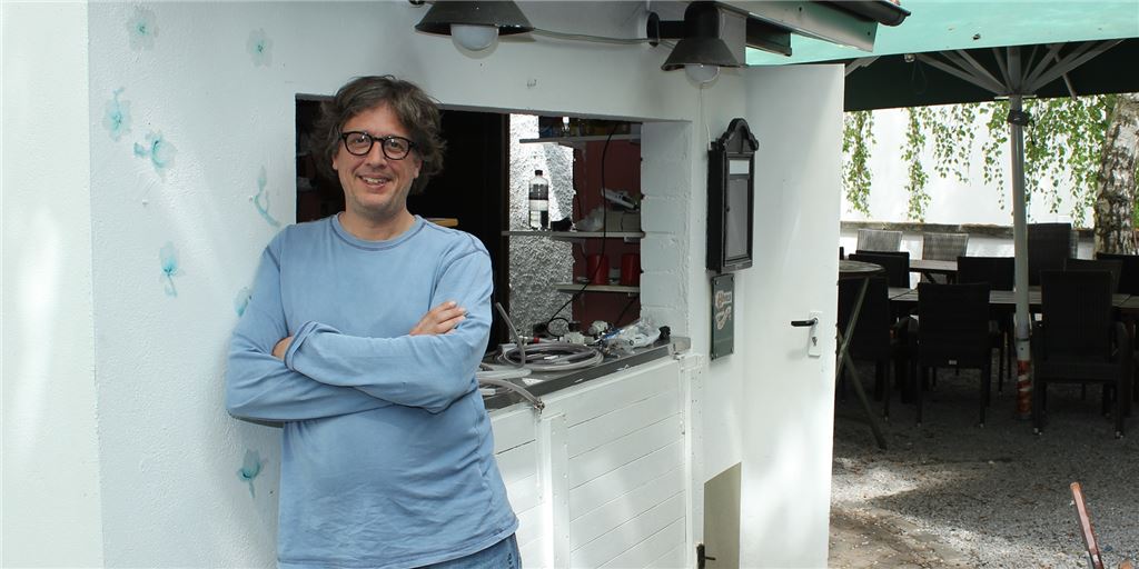 Agethen-Biergarten macht wieder auf – Daniel Gala (47) „freut sich mega“ Daniel Gala freut sich auf den Neustart des Agethen-Biergartens: An diesem Mittwoch, 11. Mai, macht er die Klappe wieder auf. Die Kneipe soll das zweite Standbein des Meisterhaus-Chefs werden.