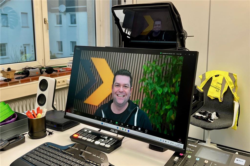 Bekanntes Unternehmen verlässt Fröndenberg: Schürenfeld dauert zu lang Teleprompter über einem Monitor.