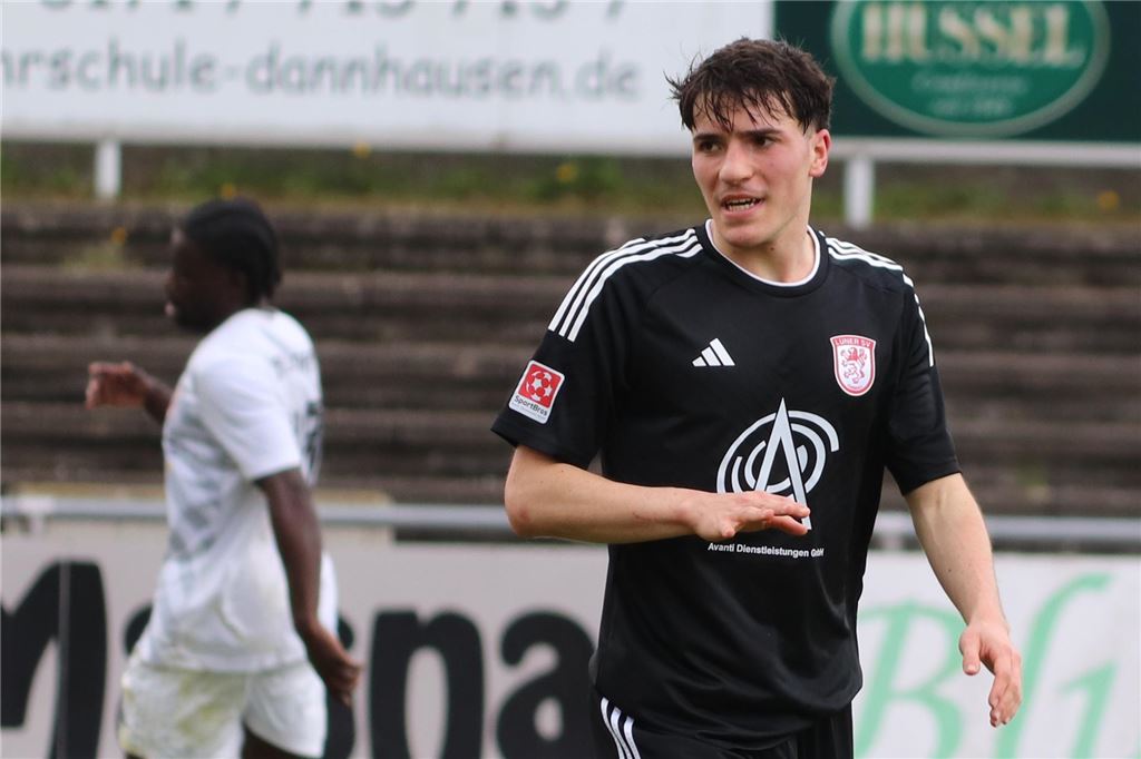 Knapper Sieg in Hohenlimburg: Lüner SV sendet wichtiges Lebenszeichen Dario Biancardi steht auf dem Fußballfeld.