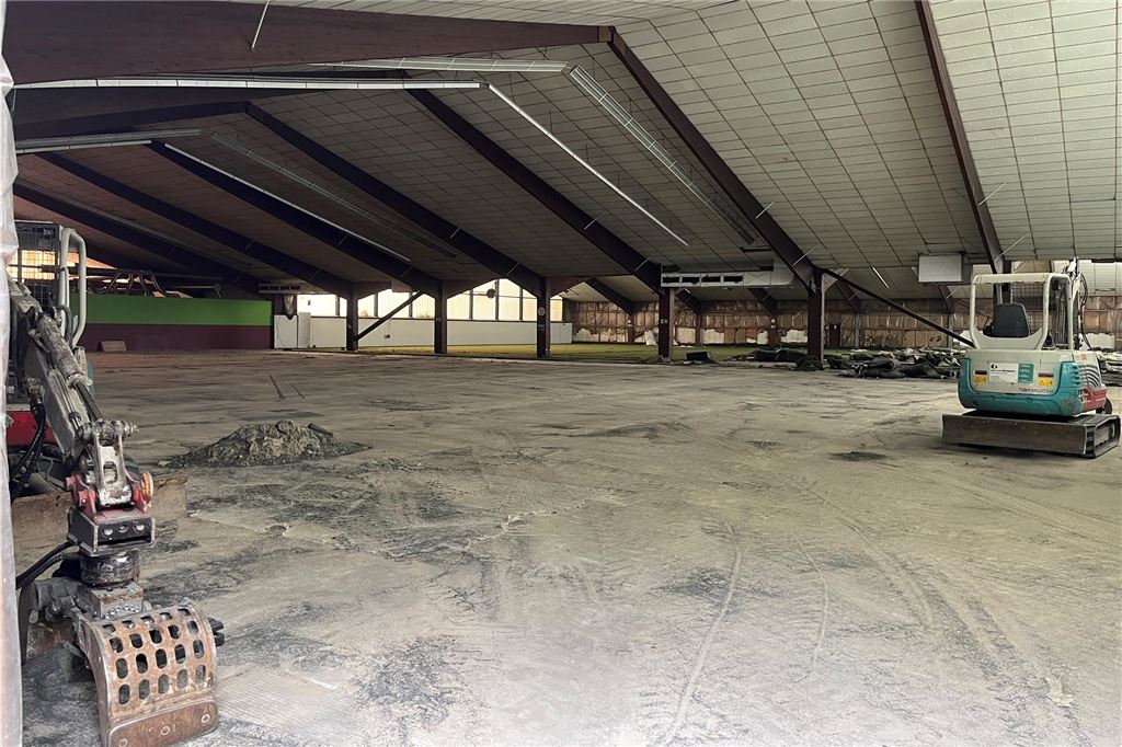 Beliebtes Burger-Restaurant und Soccerhalle bleiben geschlossen Das Abbruchunternehmen gewährte einen Blick in die leergeräumte Halle an der Massener Straße.