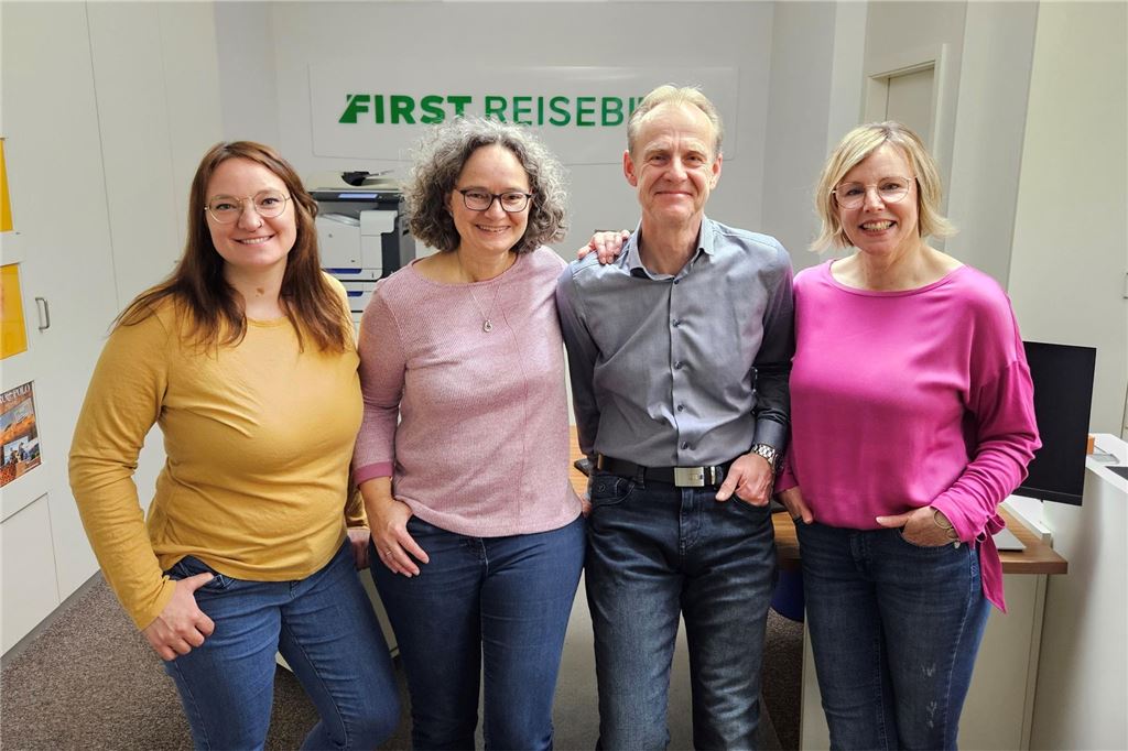 Reisebüro-Geburtstag: Die Sewings machten ihre Leidenschaft zum Beruf Das aktuelle Team des First Reisebüros Sewing in Schwerte (von links nach rechts): Lisa Petereit, Mareike Sewing, Jörn Sewing und Kirstin Bieberstein.