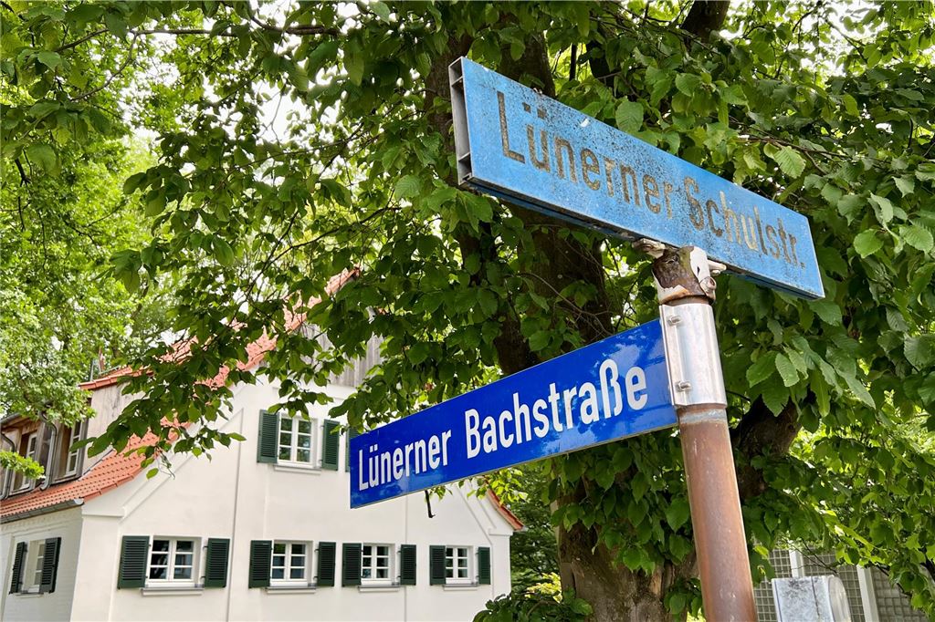Schilderpanne: Buchstaben von Mühlhausen nach Lünern gewandert? Das Foto zeigt zwei Straßenschilder in Unna. Darauf steht Lünerner Bachstraße und Lünerner Schulstraße