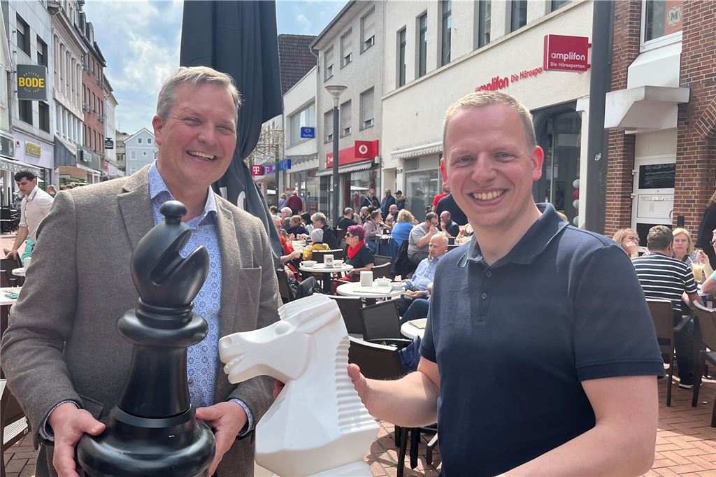 Für Bürgermeister Jürgen Kleine-Frauns: Zweiter Referent seit Juni im Dienst Das Archivbild zeigt Bürgermeister Kleine-Frauns (l.) mit seinem persönlichen Referenten Daniel Magalski beim Schachspiel auf dem Frühlingsmarkt in der Lüner Innenstadt Ende April.