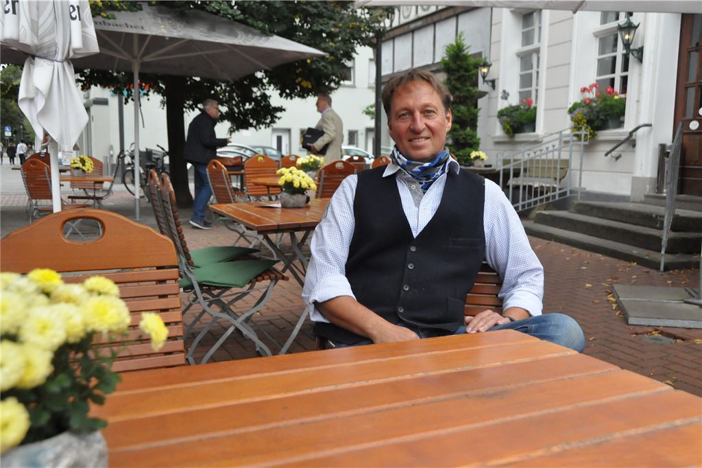 Stadt Lünen will Gastronomie wegen Corona ein wenig entlasten Das Archivbild zeigt den Lüner Gastronomen Frank Teschler im Biergarten seines Restaurants „Brauhaus Drei Linden“ mit angeschlossenem Hotelbetrieb.