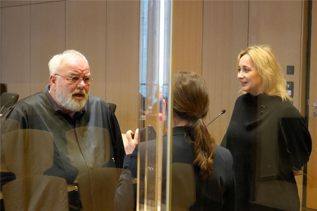 BGH: Noch keine Entscheidung im Wolski-Revisionsverfahren Das Archivbild zeigt Edgar Fiebig und Dr. Arabella Pooth, Verteidiger des ehemaligen stellvertretenden Lüner Bürgermeisters Daniel Wolski, im Bochumer Landgericht.
