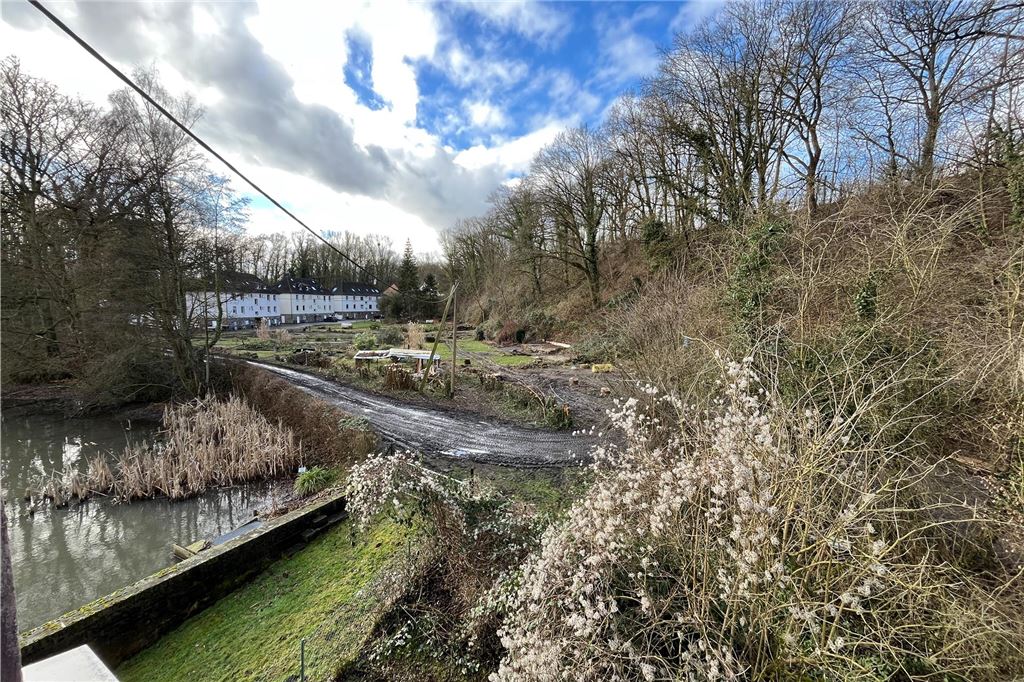 Bauarbeiten für Regenrückhaltebecken dürfen Amphibien nicht gefährden Blick auf eine Fläche an einem Bahndamm in Holzwickede, auf der im Januar für ein Regenrückhaltebecken gerodet wurde.