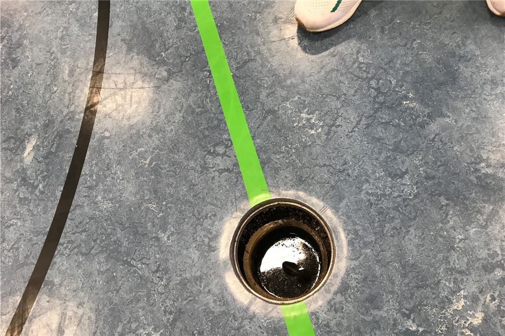 Hellwegsporthallen voller Wasser - doch das sind nicht die einzigen Mängel Das Foto zeigt eini offenes Hezungsrohr von oben.