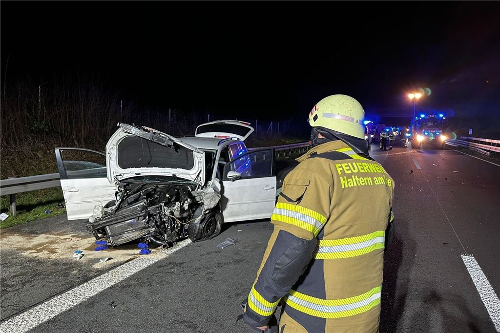 Familie verunglückt auf der Autobahn 43: Sechs Schwerverletzte Total zerstörtes Auto nach Unfall auf der Autobahn.