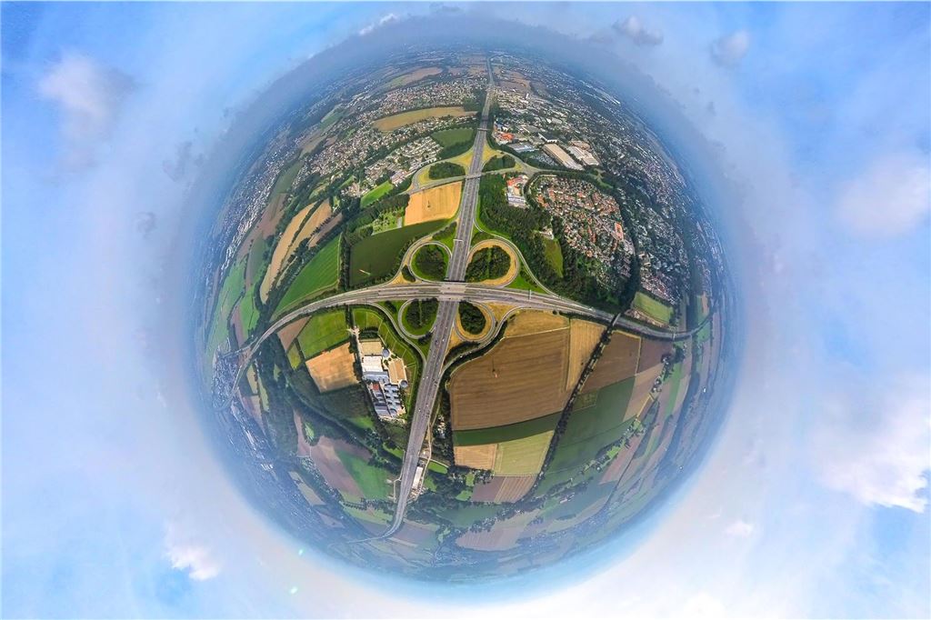 Das Autobahnkreuz Dortmund/Unna in der Fischaugen-Perspektive.