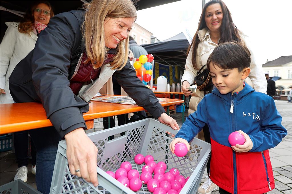 Lions-Bällerennen bringt Spaß und Spannung für den guten Zweck Das Bällerennen ist ein großer Spaß, nicht nur für Kinder. Jedes Los ist per Nummer mit einem Ball verbunden.