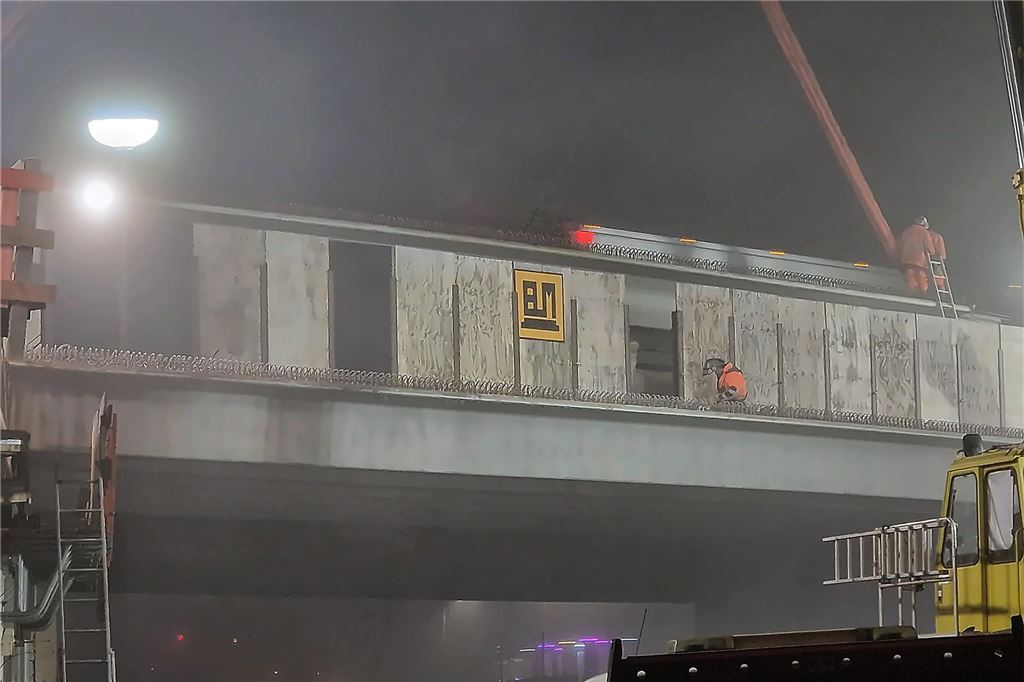 Kranarbeiten an der A1-Brücke in Kamen.
