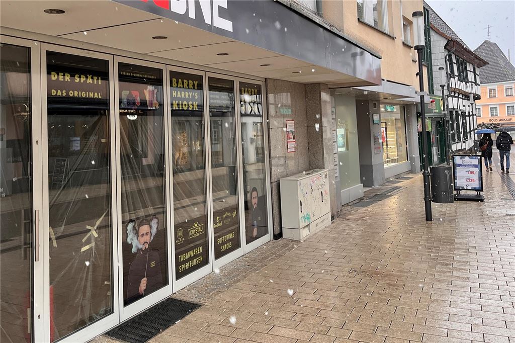 Kiosk-Betreiber warten auf grünes Licht - Kreis Unna eingeschaltet Das Bild aus dem Januar 2024 zeigt eine Situation, die sich seitdem nicht verändert hat: Die Schaufenster des Kiosks „Barry Harry“ sind verklebt, der Laden ist noch geschlossen.