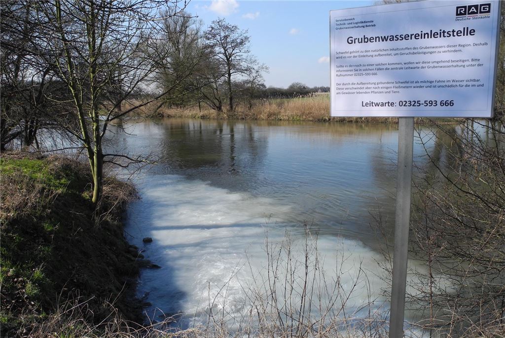 Einleitung von Grubenwasser in die Lippe: Vereine wirft Stadt Passivität vor Archiv-Foto einer Einleitstelle für das Grubenwasser in die Lippe an der Stadtgrenze zwischen Lünen und Bergkamen.
