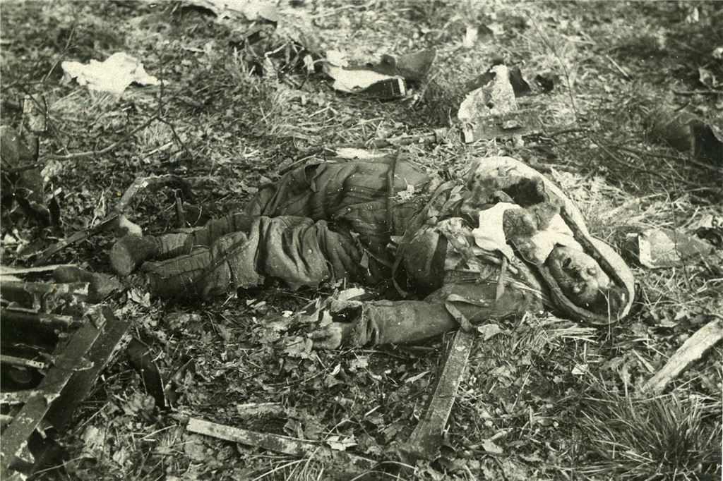 „Der Wahnsinn der Verteidigung von Brambauer“: Historischer Ticker: Vor 80 Jahren endet der Krieg in Lünen Das Bild zeigt einen nach Abschuss seines Fliegers toten amerikanischen Piloten in Brambauer 1944.