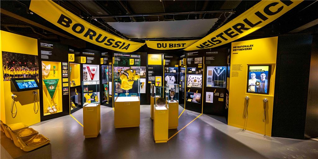 Zwei Monate nach Wiedereröffnung: So läuft es im neuen Borusseum Vitrinen zeigen Exponate im Borusseum.