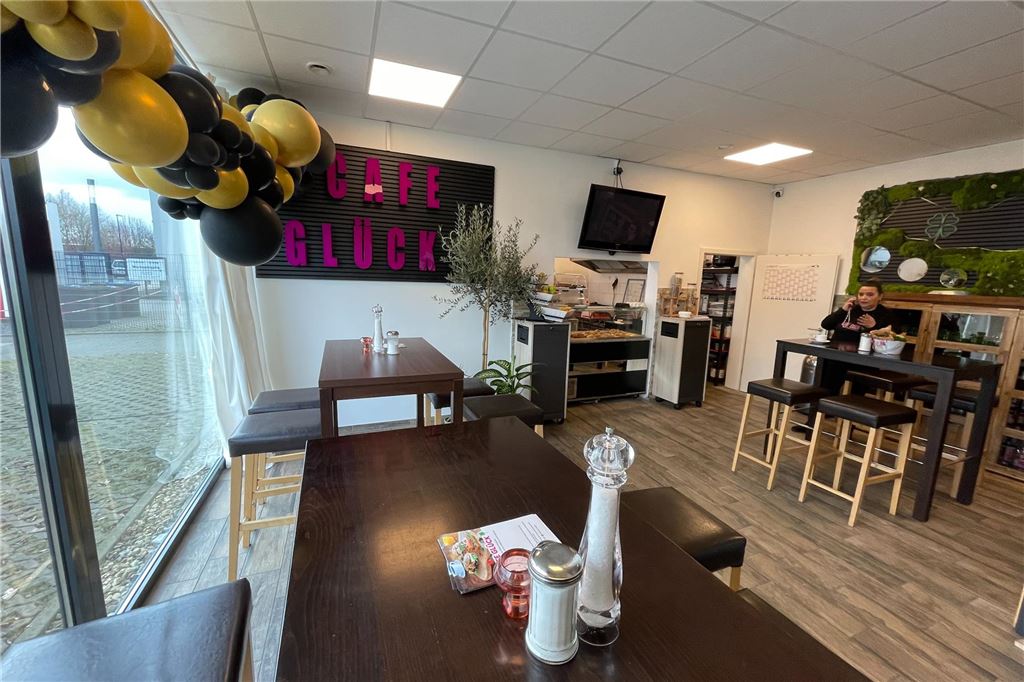Café Glück eröffnet am Eco Port, in Flughafennähe Totale vom Café Glück.