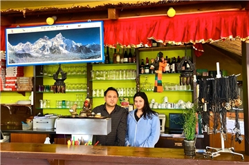 Das Dach am Tresen ist den tradionellen Dächern in Nepal nachempfunden. Inhaber Rudra Chhetry (l., mit seiner Tochter) ist die Kulturvermittlung sehr wichtig.