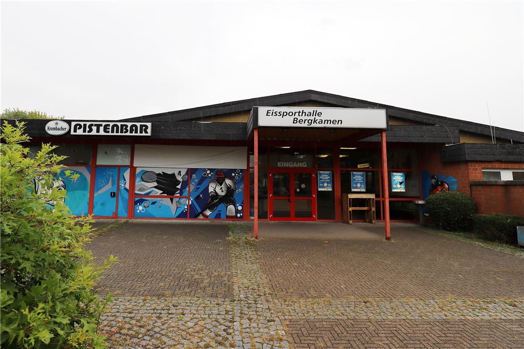 Millionen-Investion in die Eishalle: Sanierungsarbeiten im Sommer 2025 Die Eissporthalle Bergkamen von vorne. Links zu sehen: die Kneipe "Pistenbar".