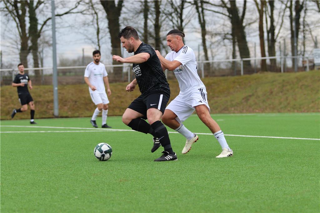 SC Fröndenberg siegt im Gemeinde-Derby gegen SV Frömern Zweikampf