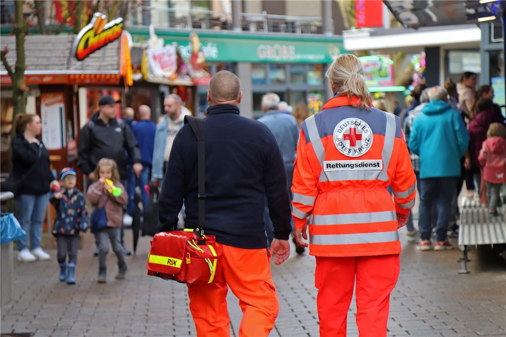 Zwei Sanitäter vom DRK laufen über die Kirmes.