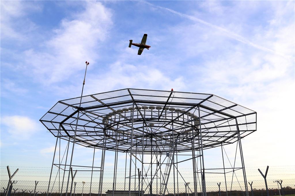 Drohen Unna jetzt Wälder aus Windkraftwerken? Das Drehfunkfeuer am Dortmunder Flughafen folgt einem alten Prinzip, das aber immer noch eine Bedeutung hat. Ähnlich wie ein Leuchtturm überlagernde Lichtsignale aussendet, strahlt es zwei UKW-Funksignale ab, von denen eines ungerichtet, aber pulsierend als „Rundfunk“ in Umgebung gesendet wird, das andere als Richtfunk um eine Drehachse rotiert. Aus dem Zeitabstand der beiden Signale zueinander ermitteln Empfänger in einem Flugzeug ihre Anflugrichtung.