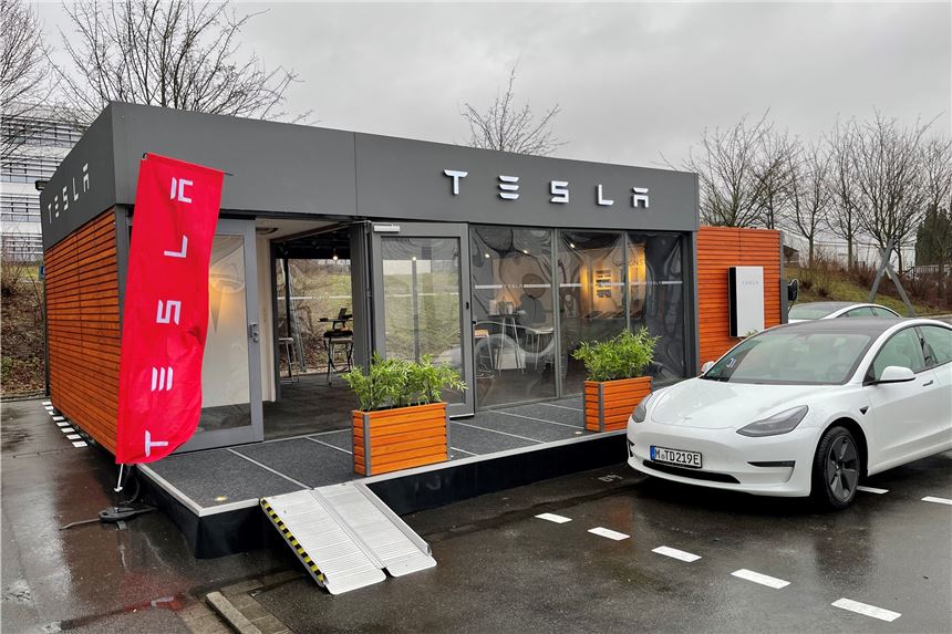 Mit Video: Anmelden und losfahren? Pop-Up-Store von Tesla in Holzwickede im Test Das einstige Porsche-Zentrum als neuer Tesla-Standort ist noch im Umbau. Der US-Elektrobauer hat auf dem zugehörigen Parkplatz aber aus einem Container heraus schon den Betrieb aufgenommen.