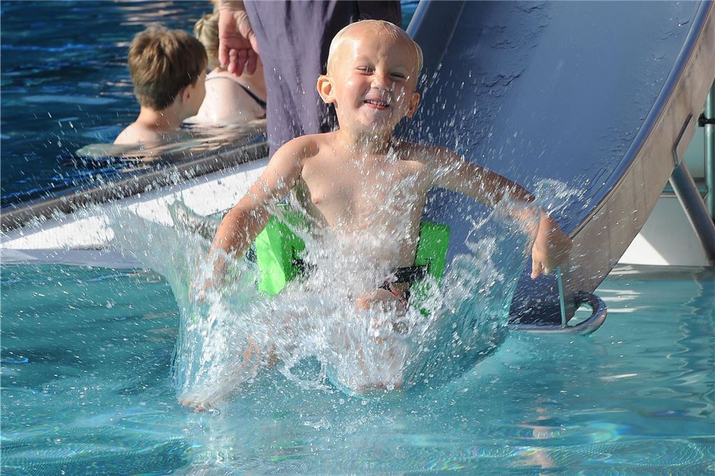 Diese Veranstaltungen gibt es im Sommer 2024 in Schwerte Ein Junge rutscht ins Wasser.