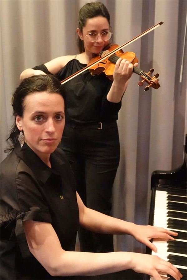 Ausfall bei Kammermusik: Duo springt ein und spielt groß auf Das Duo blickt in die Kamera.
