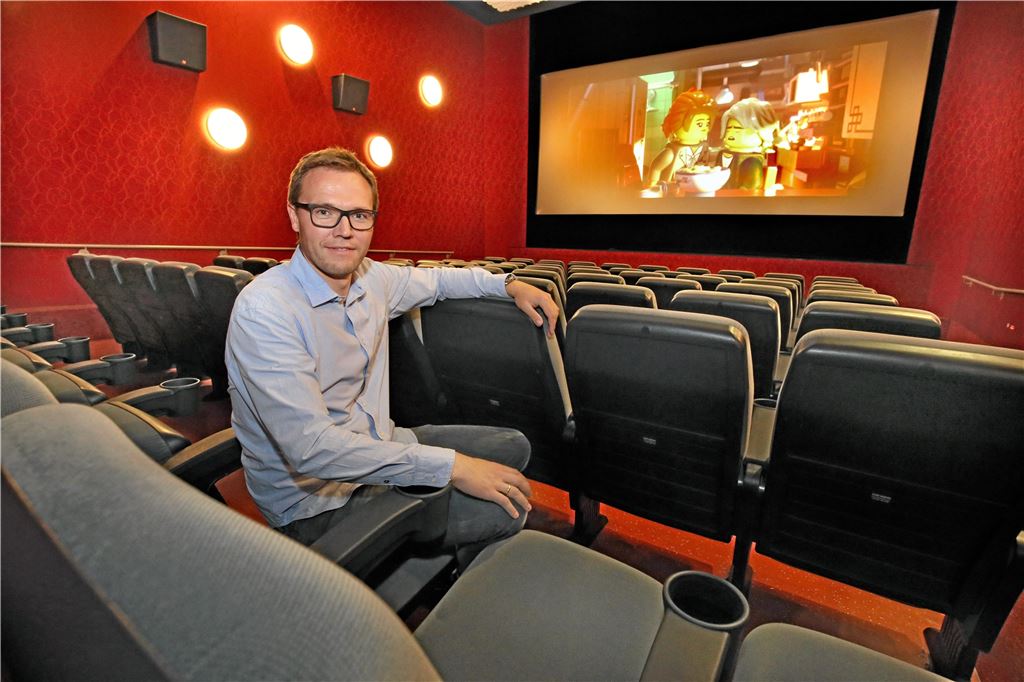 Geheimkoffer erreicht Unnas Kino: Sven Hilbk (38) gibt spannenden Einblick Das Ergebnis der Technik im Hintergrund erleben die Besucher auf der großen Leinwand. Das Bild zeigt Kinorama-Chef Guido Rottstegge, als er den Betrieb 2017 übernommen hatte.